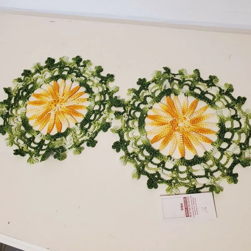 Vintage Swedish (Dalarna) 1960's Set of Hand Crocheted‎ Sunburst Flower Dollies